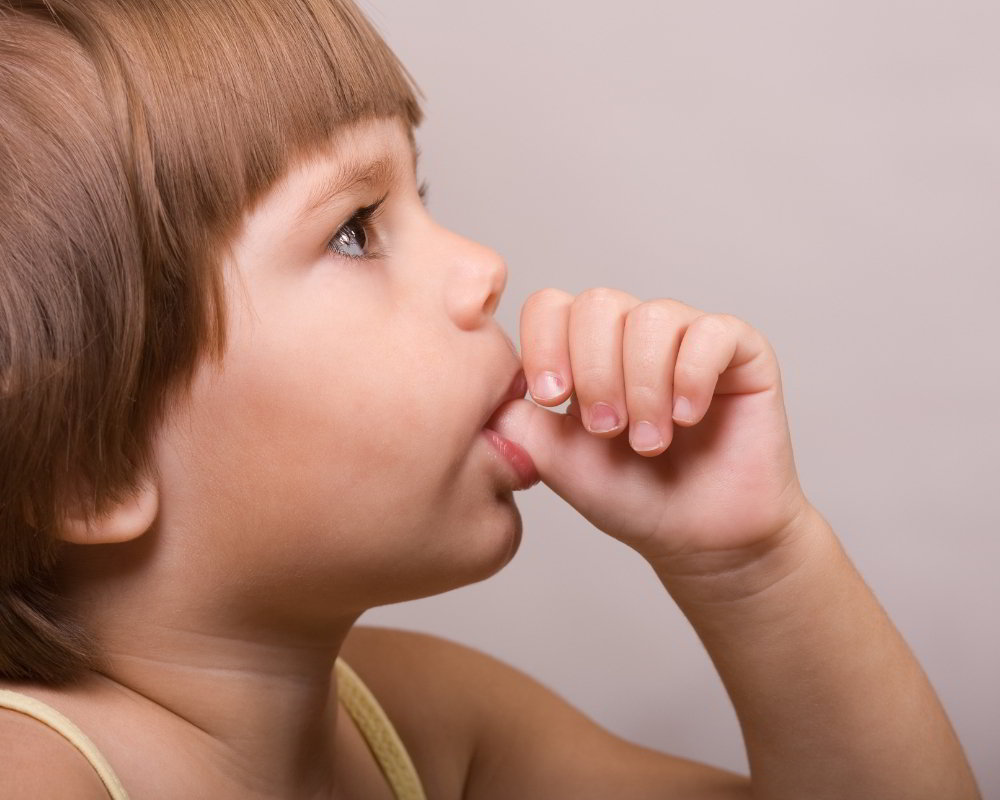 ssanie kciuka przez dziecko